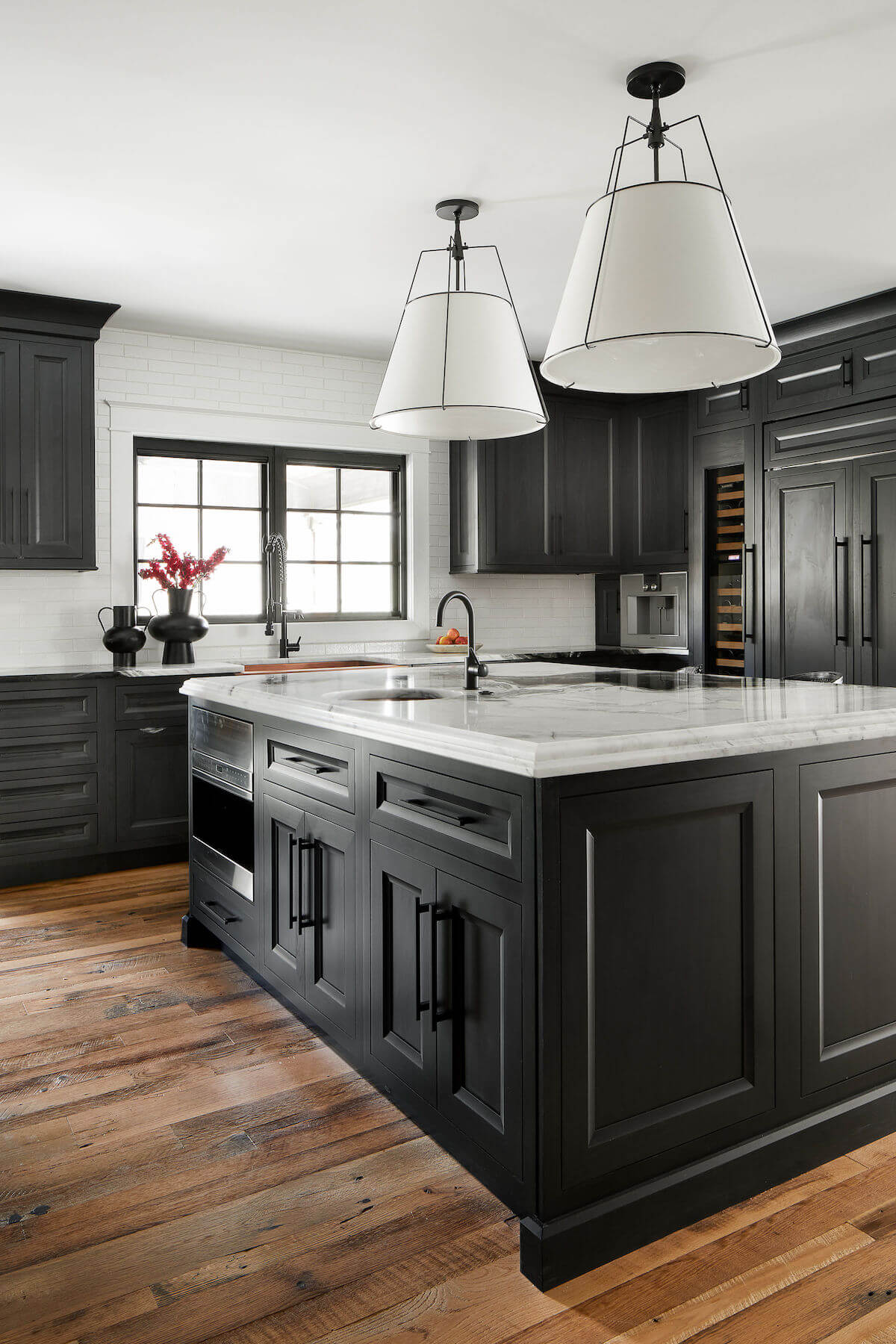 Temple_BeckAllen-Black-and-White-Kitchen-2