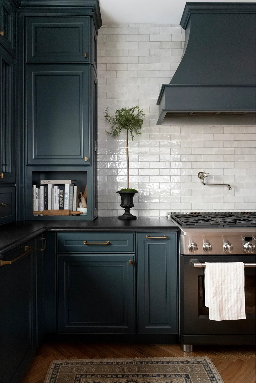 dark-kitchen-cabinet-colors-004